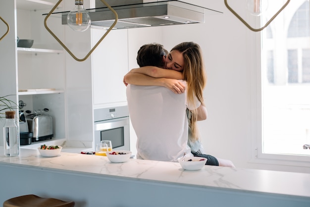 Casal tomando café da manhã em casa