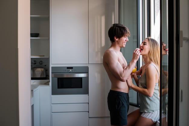 Casal tomando café da manhã em casa