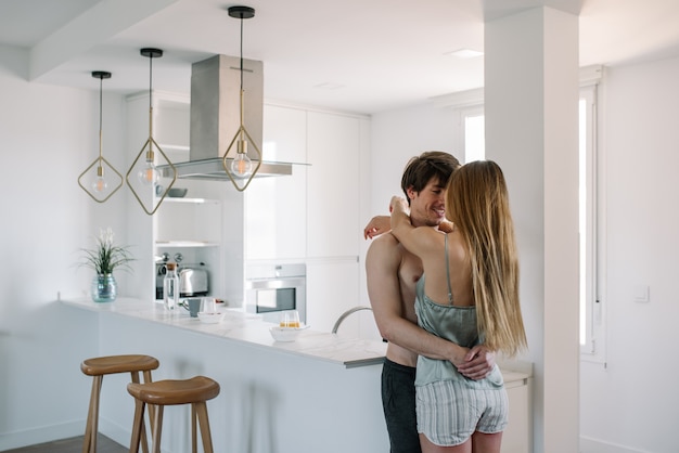 Casal tomando café da manhã em casa