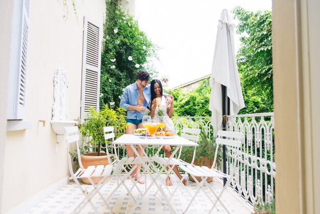 Foto casal tomando café da manhã em casa