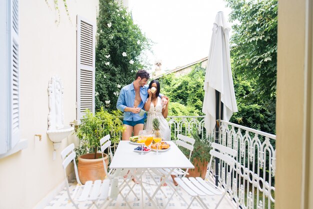 Casal tomando café da manhã em casa