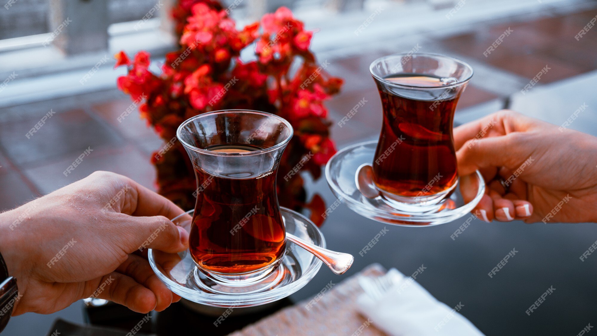 Foto de Chá Turco Em Vidros Tradicionais Na Tabela Jogo De Chá Turco  Tradicional Copo De Vidro Do Chá Teapot Pintado e mais fotos de stock de  Alimentação Saudável - iStock