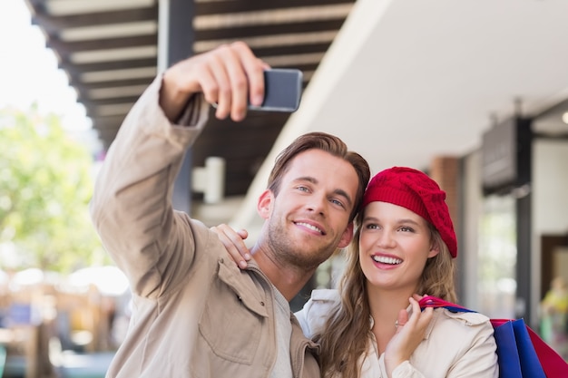 Casal tomando um selfie