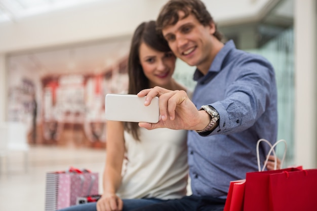 Casal tomando uma selfie no shopping