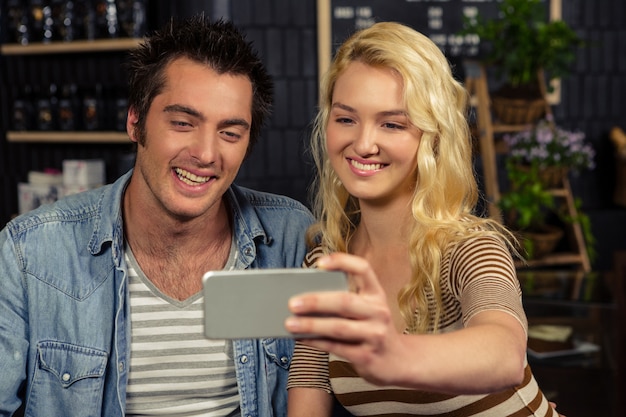 Casal tomando uma selfie