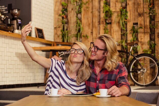 Casal tomando uma selfie