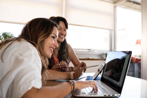 Casal trabalhando com laptop e tablet