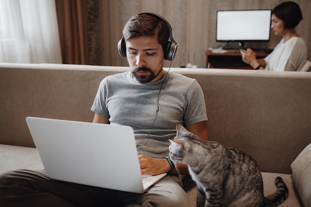 Casal trabalhando e brincando com computador portátil em casa