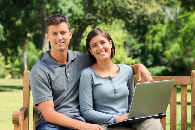 Casal trabalhando em seu laptop