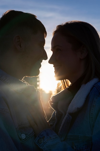 Foto casal trans passando tempo de qualidade juntos