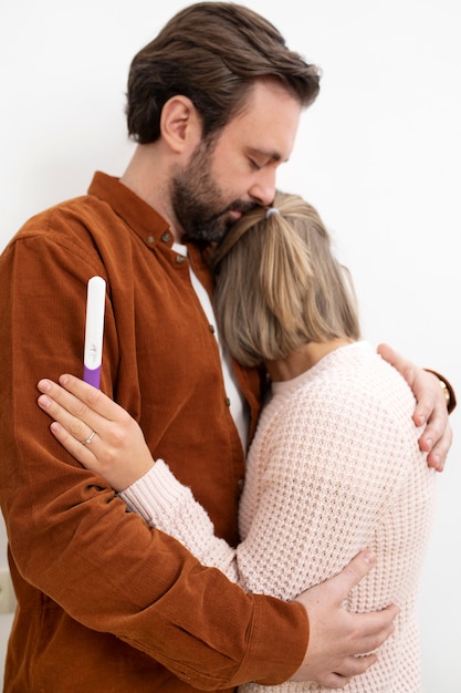 Foto casal triste de tiro médio abraçando