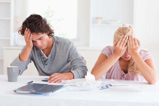 Casal triste durante a contabilidade