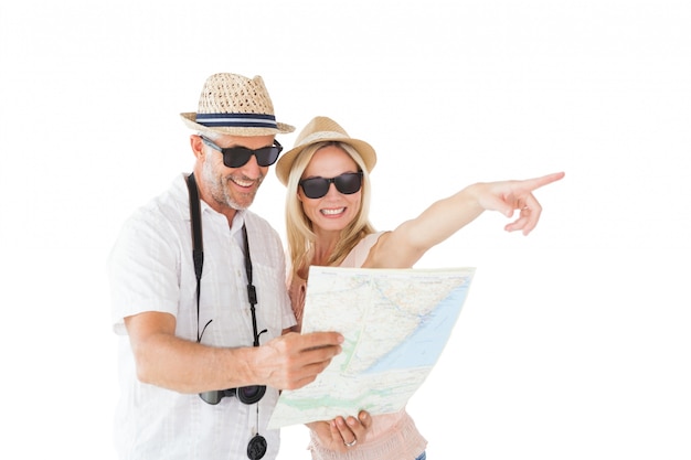 Casal turista feliz usando o mapa e apontando