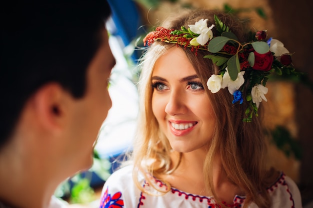 Casal ucraniano romântico vestindo roupas tradicionais