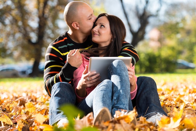 Casal usando computador tablet