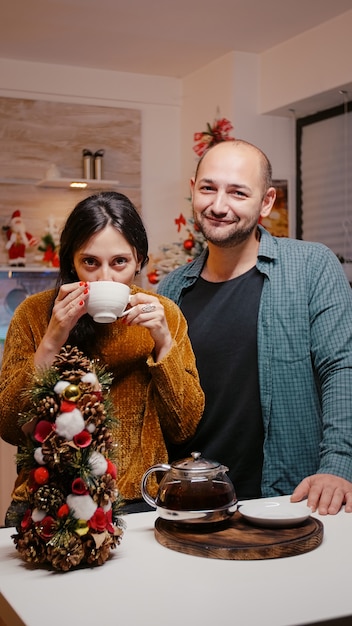 Casal usando comunicação por videochamada na véspera de Natal