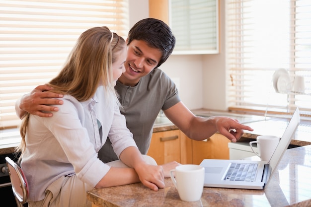 Casal usando laptop juntos em casa