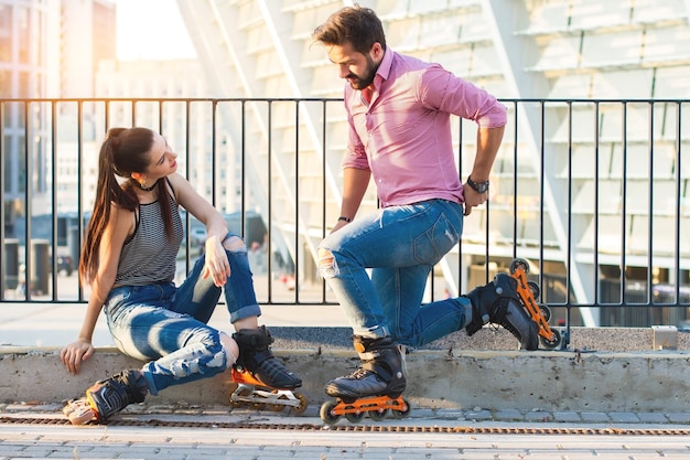 Casal usando patins.