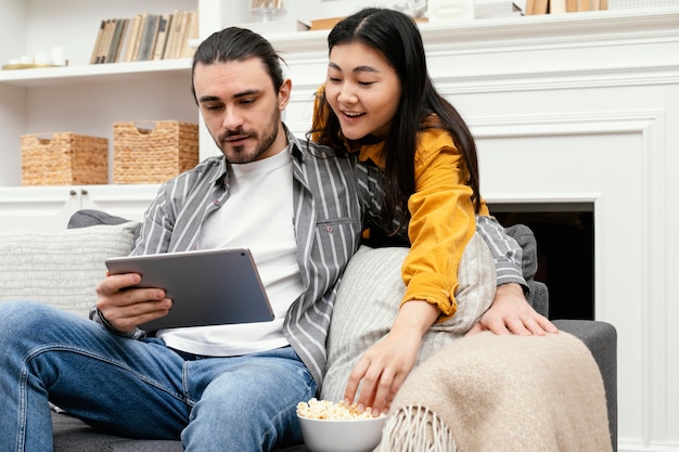 Foto casal usando tablet digital de baixa visão