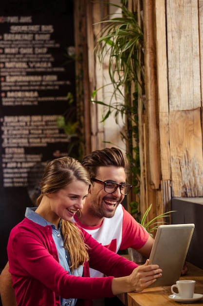 Casal usando um computador tablet