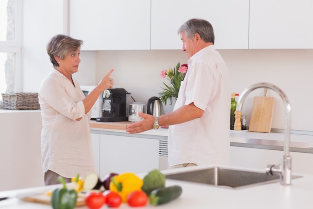 Casal velho gritando na cozinha