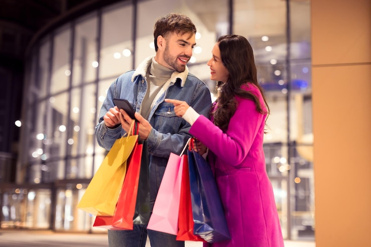 Foto casal verifica o telefone para compras de vendas durante a corrida de inverno ao ar livre