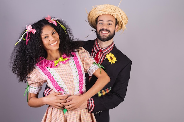 Foto casal vestindo roupas típicas da festa junina arraial festa de são joão