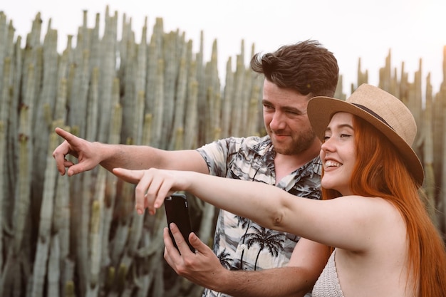 Casal viajando apontando para o horizonte