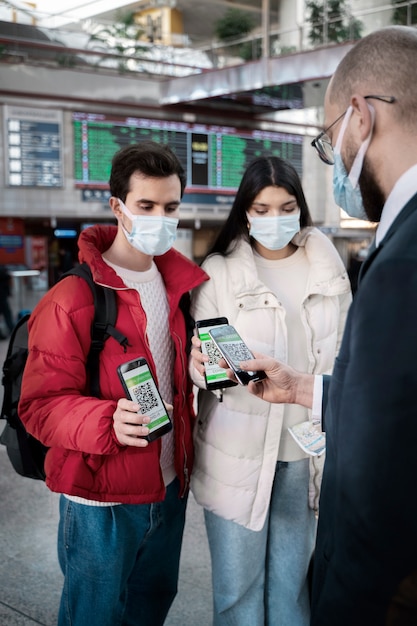 Foto casal viajando com passaportes de vacinação