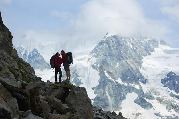 Casal viajando na paisagem de montanhas.