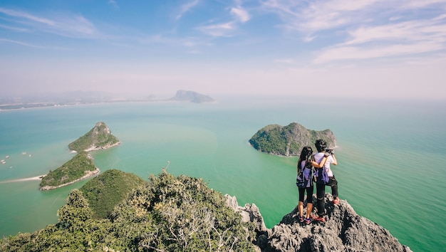 Casal viajante em pé e tirar foto no topo da montanha e desfrutando de bonito