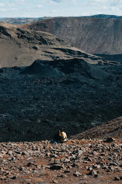 Casal Viajante feminino descansando em frente à cena da paisagem dos fundos do vulcão da Islândia Conceito de liberdade e fuga da liberdadeVisão selvagem naturalFérias de aventura estilo de vida saudável mochila