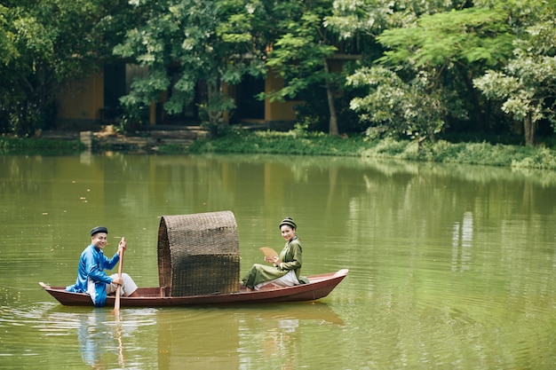 Casal Vietnamita em Barco