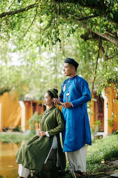 Casal Vietnamita Pensativo