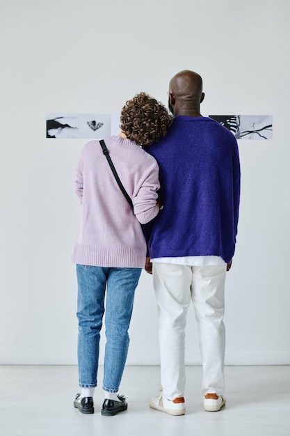 Casal visitando exposição de arte na galeria