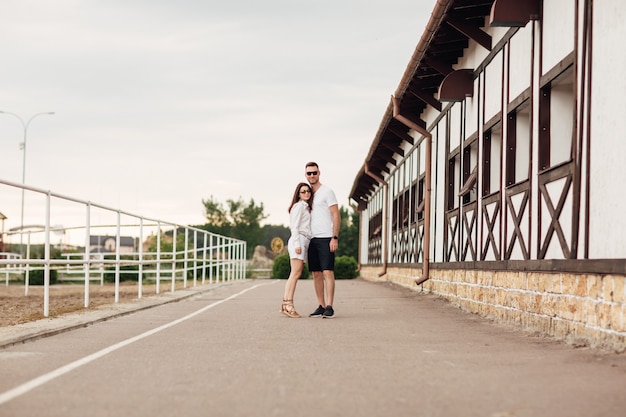 casal visitando fazenda de cavalos