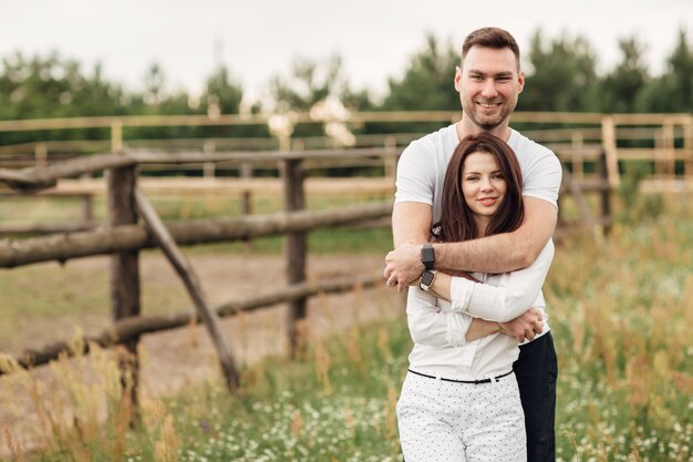 casal visitando fazenda de cavalos