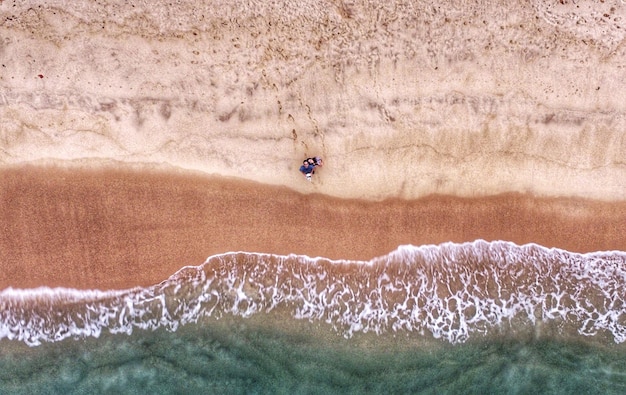 Casal visto de cima na praia
