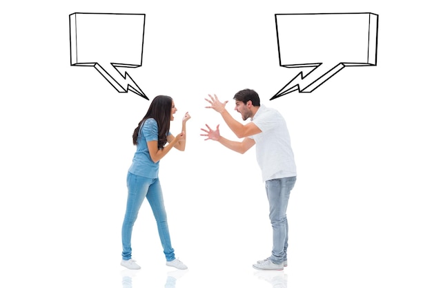 Casal zangado gritando um com o outro contra o balão