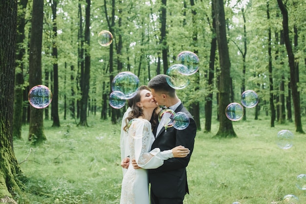 Casamento. As bolhas de sabão dos noivos estouram