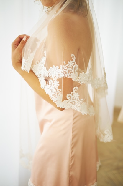 Casamento conceitual, a manhã da noiva no estilo europeu. vestido boudoir