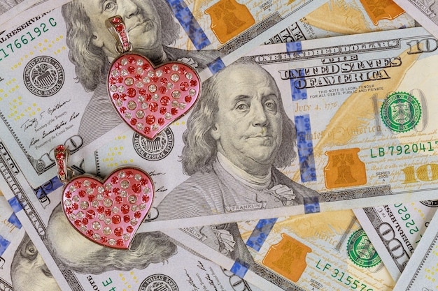 Casamento de corações com pedras decorativas coloridas em notas de dólar sem vermelho