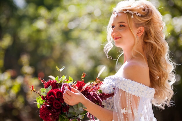 Casamento de um jovem casal com um passeio pelo parque verde.