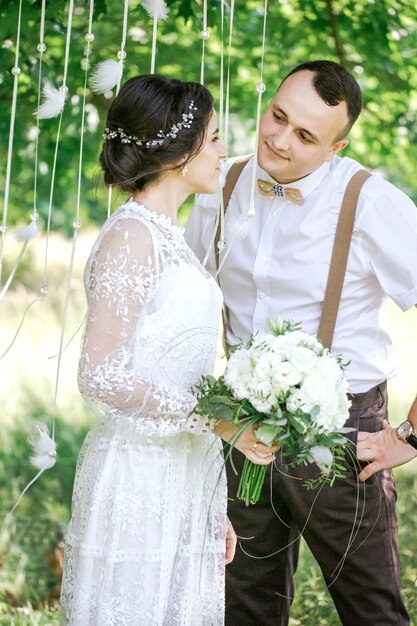 Casamento de um jovem casal lindo em estilo vintage. recém-casados em um passeio no parque