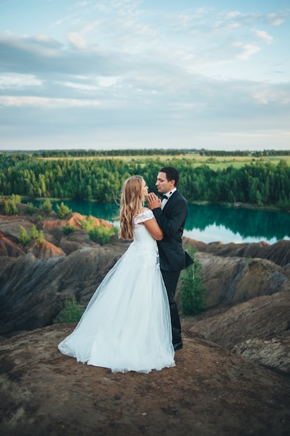 Casamento de um lindo casal no contexto de um canyon