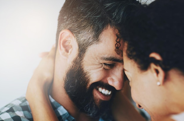 Casamento feliz e amor de casal em casa compromisso e ligação com abraço sorriso e confiança manhã mulher e homem com abraço para o romance juntos e momento de cuidado e apoio em casa