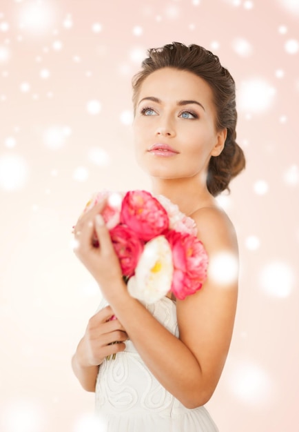 casamento, floral, conceito nupcial - jovem mulher com buquê de flores