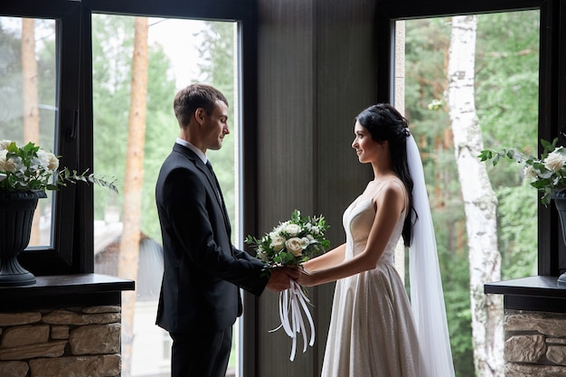 Casamento incrível: um casal apaixonado, uma linda noiva e um noivo estiloso após a cerimônia de casamento