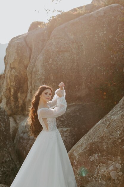 Casamento. Jovem noiva linda com penteado e maquiagem posando de vestido branco.