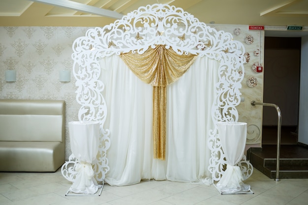 Casamento lindo arco para a cerimônia de casamento dos noivos